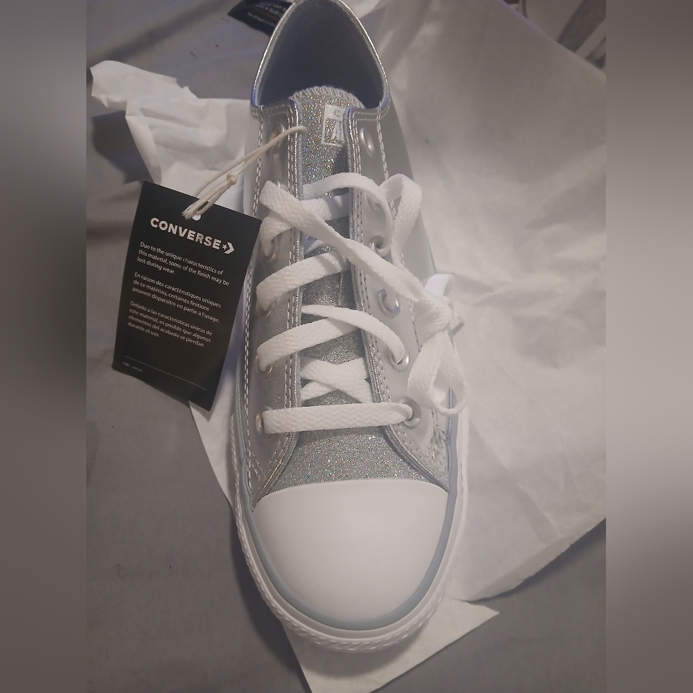 ☆ BRAND NEW, Never Worn, SZ 9 Womens Converse low tops ☆ - Picture 2 of 7